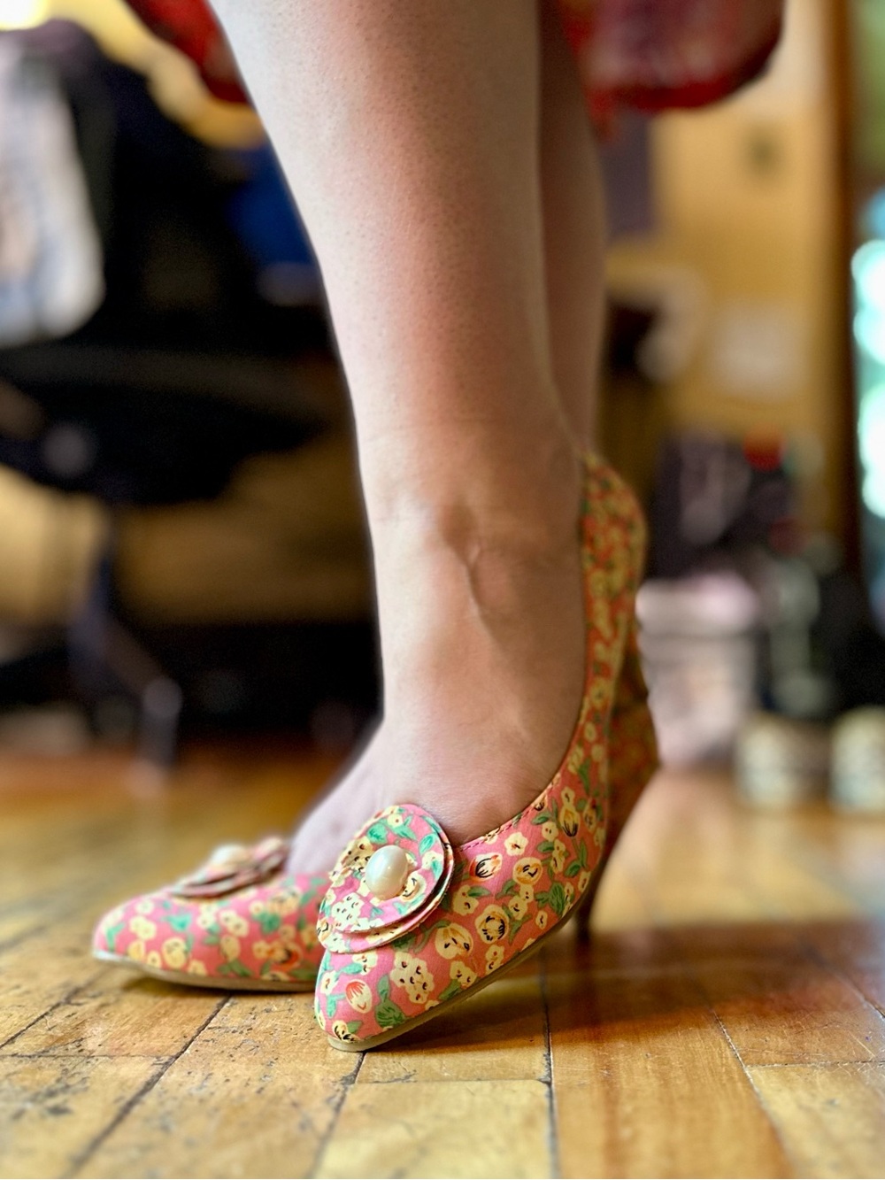 Pink Floral Mid-Heel Pumps with Decorative Button Accent